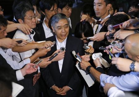 © Reuters. Bank of Japan Governor Haruhiko Kuroda speaks to the media after meeting with Japan's Prime Minister Shinzo Abe in Tokyo