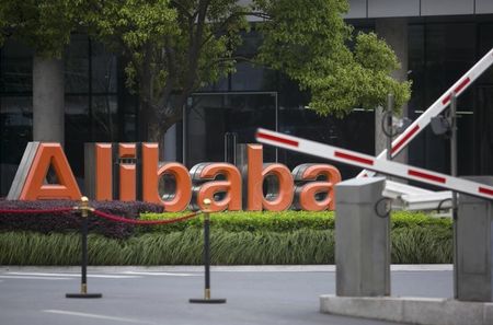 © Reuters. Логотип Alibaba у штаб-квартиры компании в Ханчжоу