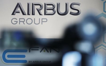 © Reuters. The logo of Airbus Group is seen during the first public flight of an E-Fan aircraft during the e-Aircraft Day at the Bordeaux Merignac airport