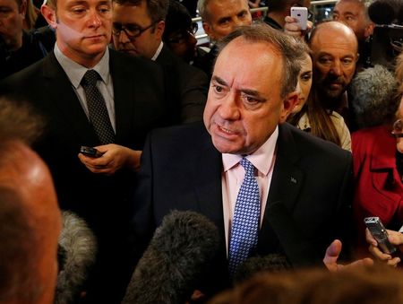 © Reuters. Scottish National Party leader Alex Salmond campaigns at Edinburgh Airport, Scotland