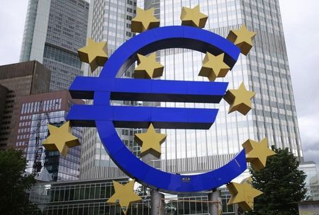 © Reuters. Structure showing the Euro currency sign is seen in front of the ECB headquarters in Frankfurt