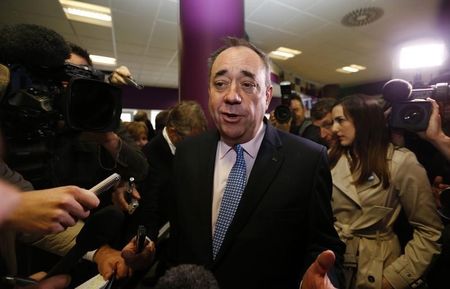 © Reuters. Salmond, probable ganador del referéndum de Escocia con cualquier resultado