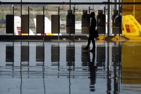 © Reuters. El servicio Wifi en los aeropuertos españoles es deficitario, dice un informe 
