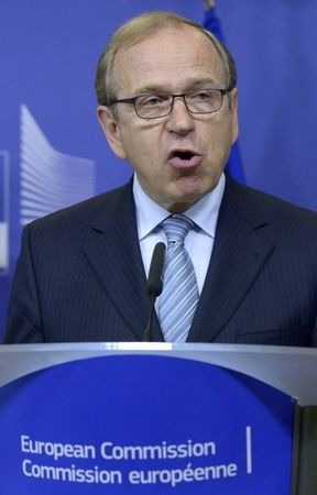 © Reuters. Bank of Finland Governor Liikanen speaks at news conference in Brussels