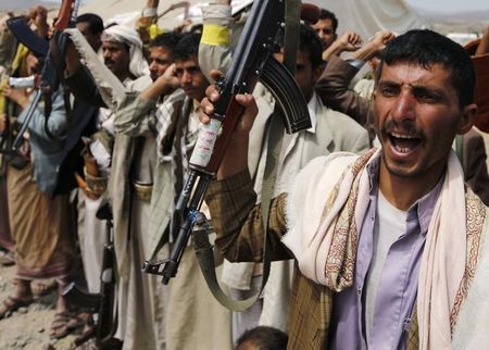 © Reuters. مصادر:مقتل 22 في اشتباكات بين الحوثيين وقبائل سنية