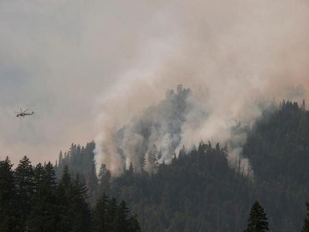 © Reuters. حرائق الغابات تستعر في كاليفورنيا وفرار آلاف الأشخاص