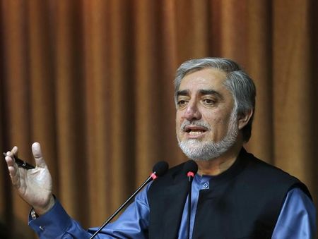 © Reuters. مرشحا الرئاسة يقتربان من اتفاق لتقاسم السلطة في أفغانستان