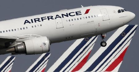 © Reuters. اير فرانس تلغى 60 بالمئة من رحلاتها مع استمرار اضراب الطيارين