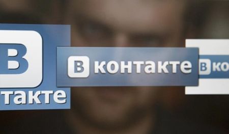 © Reuters. A man looks at a computer screen showing logos of Russian social network VKontakte in Moscow