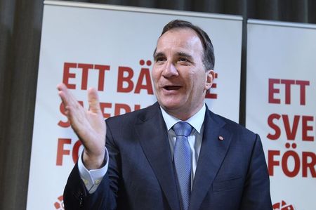 © Reuters. Swedish Social Democrat leader Stefan Lofven gestures during a news conference at the party headquarters in Stockholm