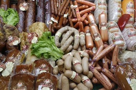 © Reuters. Произведенные в России продукты на выставке WorldFood в Москве