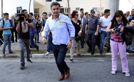 © Reuters. File photo of pesidential candidate Neves of PSDB running on a street during his campaign rally in Sao Paulo