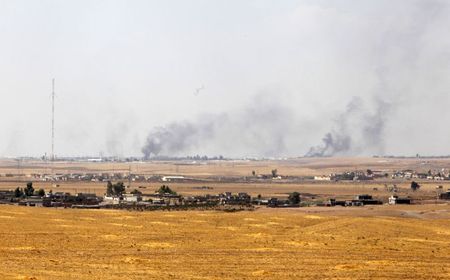 © Reuters. A view is seen of smoke billowing after American air strikes in Khazir,