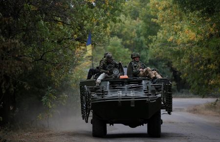 © Reuters. Ukrainian servicemen ride on armoured vehicle near Kramatorsk