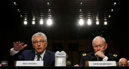 © Reuters. Hagel and Dempsey testify at a hearing about the IS on Capitol Hill in Washington