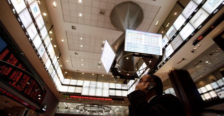 © Reuters. Homem observa painéis eletrônicos na Bovespa, em São Paulo