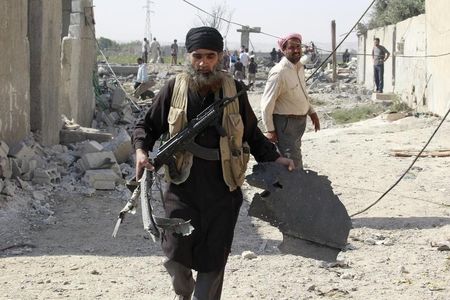 © Reuters. الدولة الإسلامية تختفي في معقلها بسوريا