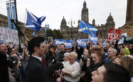 © Reuters. Yes supporters congregate in George Square in Glasgow , Scotland