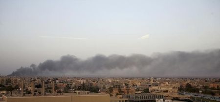© Reuters. مقتل تسعة واصابة 30 في اشتباكات جديدة في بنغازي