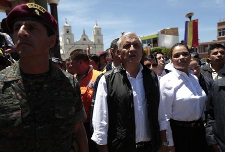 © Reuters. Guatemala's President Perez arrives at an earthquake-damaged zone in central San Pedro, in the San Marcos region in northwest Guatemala