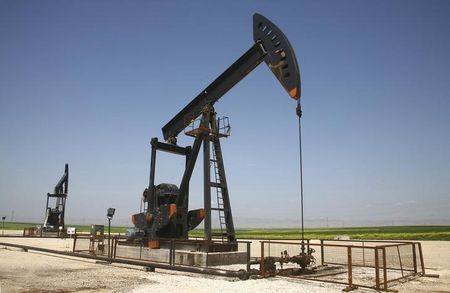 © Reuters. Станок-качалка на нефтяном месторождении в Сирии