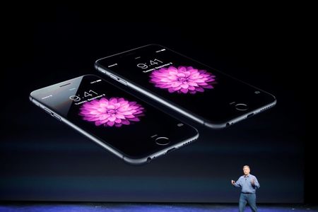 © Reuters. Phil Schiller speaks during an Apple event at the Flint Center in Cupertino