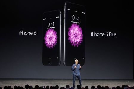 © Reuters. Apple CEO Tim Cook introduces the new iPhone 6 and iPhone 6 Plus during an Apple event at the Flint Center in Cupertino