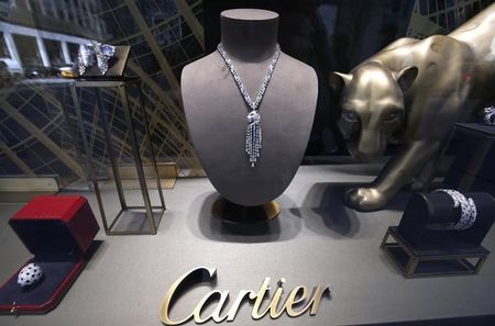 © Reuters. Jewelry is displayed at Cartier in New York City