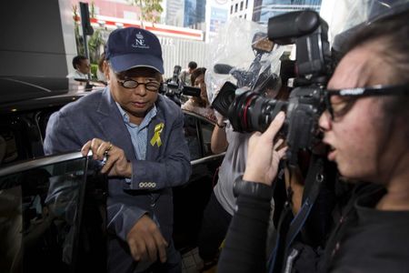 © Reuters. Lai, owner of Hong Kong-based media company Next Media Ltd, arrives at Independent Commission Against Corruption headquarters in Hong Kong