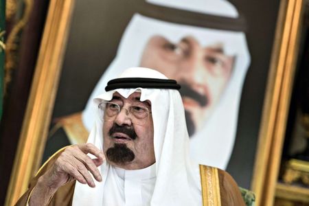 © Reuters. Saudi King Abdullah sits before a meeting with U.S. Secretary of State Kerry at the Royal Palace in Jeddah