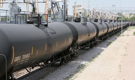 © Reuters. A crude oil train moves past the loading rack at the Eighty-Eight Oil LLC's transloading facility in Ft. Laramie