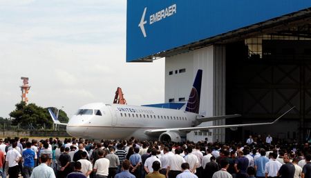 © Reuters. Brazilian aircraft manufacturer Embraer unveils its new regional jet E-175, in Sao Jose dos Campos