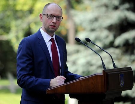 © Reuters. رئيس وزراء أوكرانيا يطلب من الجيش أن يبقى مستعدا لمعركة رغم الهدنة