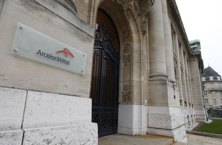 © Reuters. ARCELORMITTAL ET LE CAC 40 EN HAUSSE À LA BOURSE DE PARIS À LA MI-SÉANCE