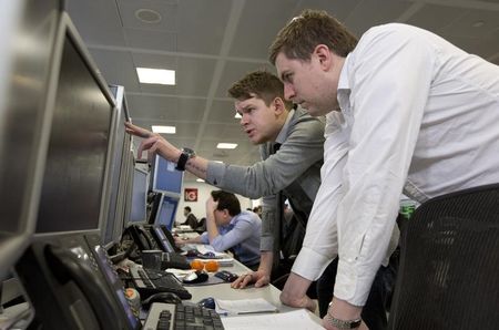 © Reuters. Traders react on the IG Group trading floor in London