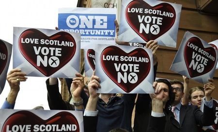 © Reuters. Um cartaz pelo 'Sim' em meio a cartazes a favor do 'Não' em campanha para o referendo de separação da Escócia, em Glasgow