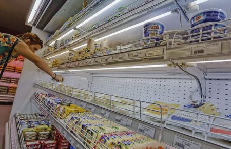 © Reuters. Отдел с молочными продуктами в магазине во Владивостоке 