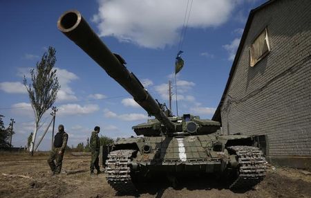 © Reuters. Soldados ucranianos ao lado de tanque nos arredores de Donetsk