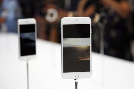 © Reuters. El iPhone sale de una "era obsoleta" y los críticos alaban su mayor tamaño
