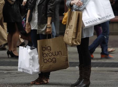 © Reuters. Shoppers carry their purchases along Broadway in New York City