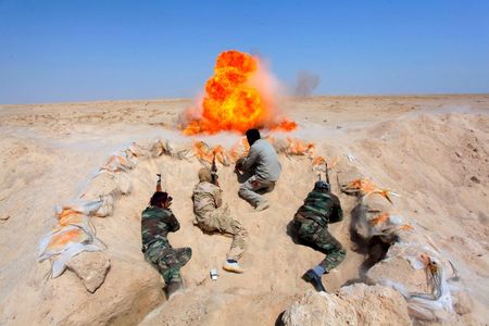 © Reuters. Shi'ite fighters, who have joined the Iraqi army to fight against militants of the Islamic State, formerly known as the Islamic State of Iraq and the Levant (ISIL), take part in field training in the desert in the province of Najaf