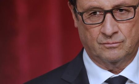 © Reuters. French President Francois Hollande listens as he attends a joint declaration with Philippines President at the Elysee Palace in Paris