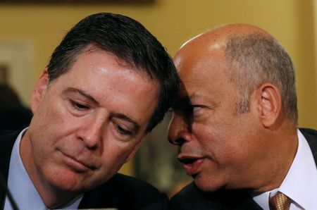 © Reuters. U.S. Homeland Security Secretary Jeh Johnson confers with FBI Director James Comey before testifying at a House Homeland Security hearing in Washington