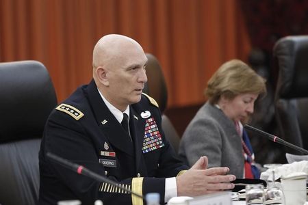 © Reuters. U.S. Army Chief of Staff General Odierno and Fang, Chief of General Staff of the People's Liberation Army, pose for photographers in Beijing