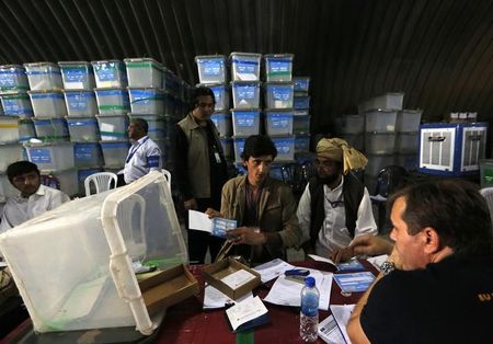 © Reuters. Afghan election workers count ballot papers for audit of presidential run-off in Kabul