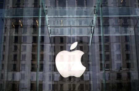 © Reuters. The Apple logo hangs inside the glass entrance to the Apple Store on 5th Avenue in New York City,