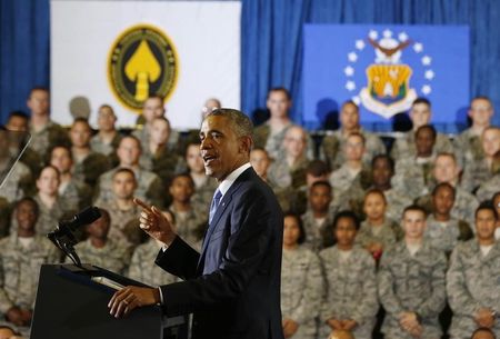 © Reuters. اوباما يتعهد بألا تخوض أمريكا حربا برية أخرى في العراق