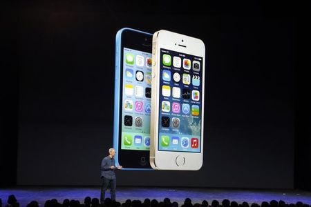 © Reuters. Apple CEO Tim Cook speaks on stage during event at the Flint Center in Cupertino