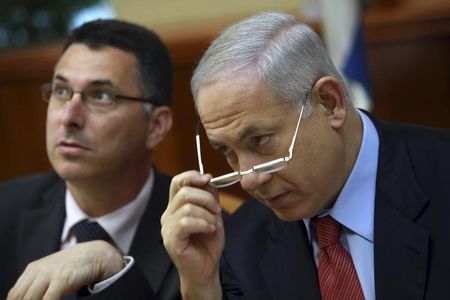 © Reuters. Israel's PM Netanyahu and Education Minister Saar attend cabinet meeting in Jerusalem