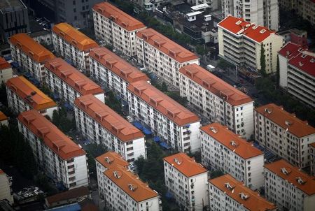 © Reuters. Apartment buildings are seen in a residential area at Pudong district in Shanghai